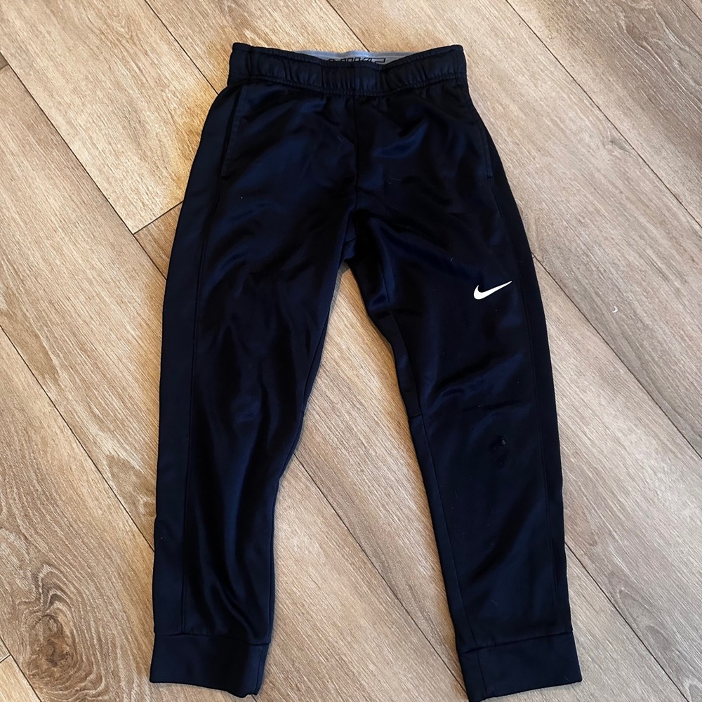 Nike Therma-FIT Boys Joggers Black Athletic Sweatpants Size Medium M